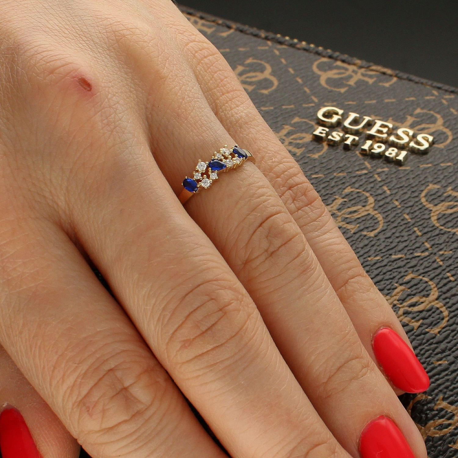 Złoty pierścionek 585 z białymi i niebieskimi cyrkoniami PI 6136A. Złoty pierścionek damski. Złoty pierścionek elegancki. Złoty pierścione.jpg